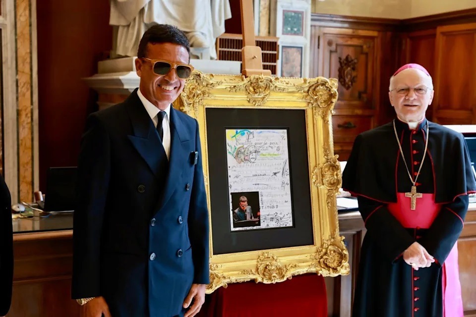 Cérémonie officielle de remise au Vatican avec Monseigneur Zani et Omar Harfouch